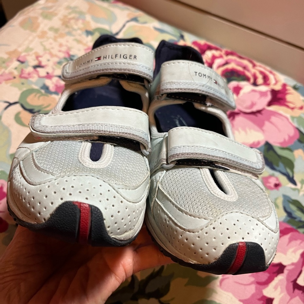 Tommy Hilfiger Grey Sneaker
Free: Brown peep- toe heels shoes - Picture 2 of 11